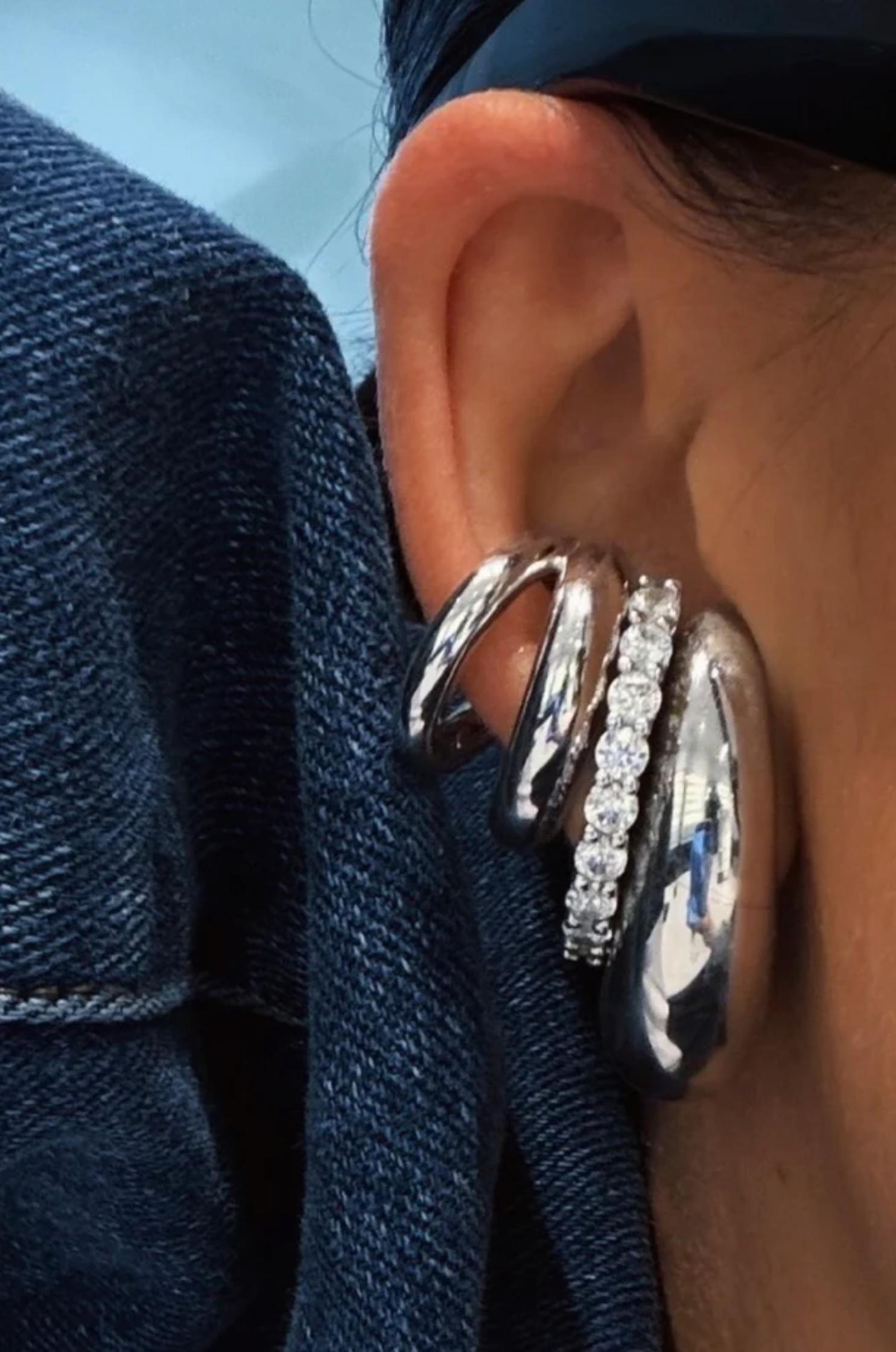 Iris_Hug_Earstud_1